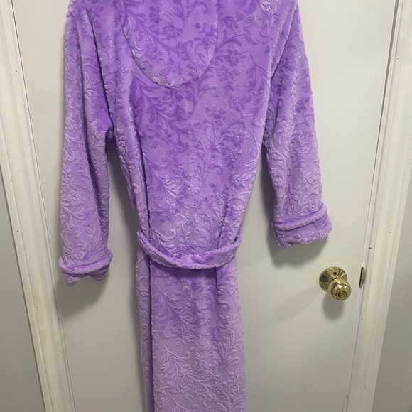 Assorted robes - Picture 10 of 11